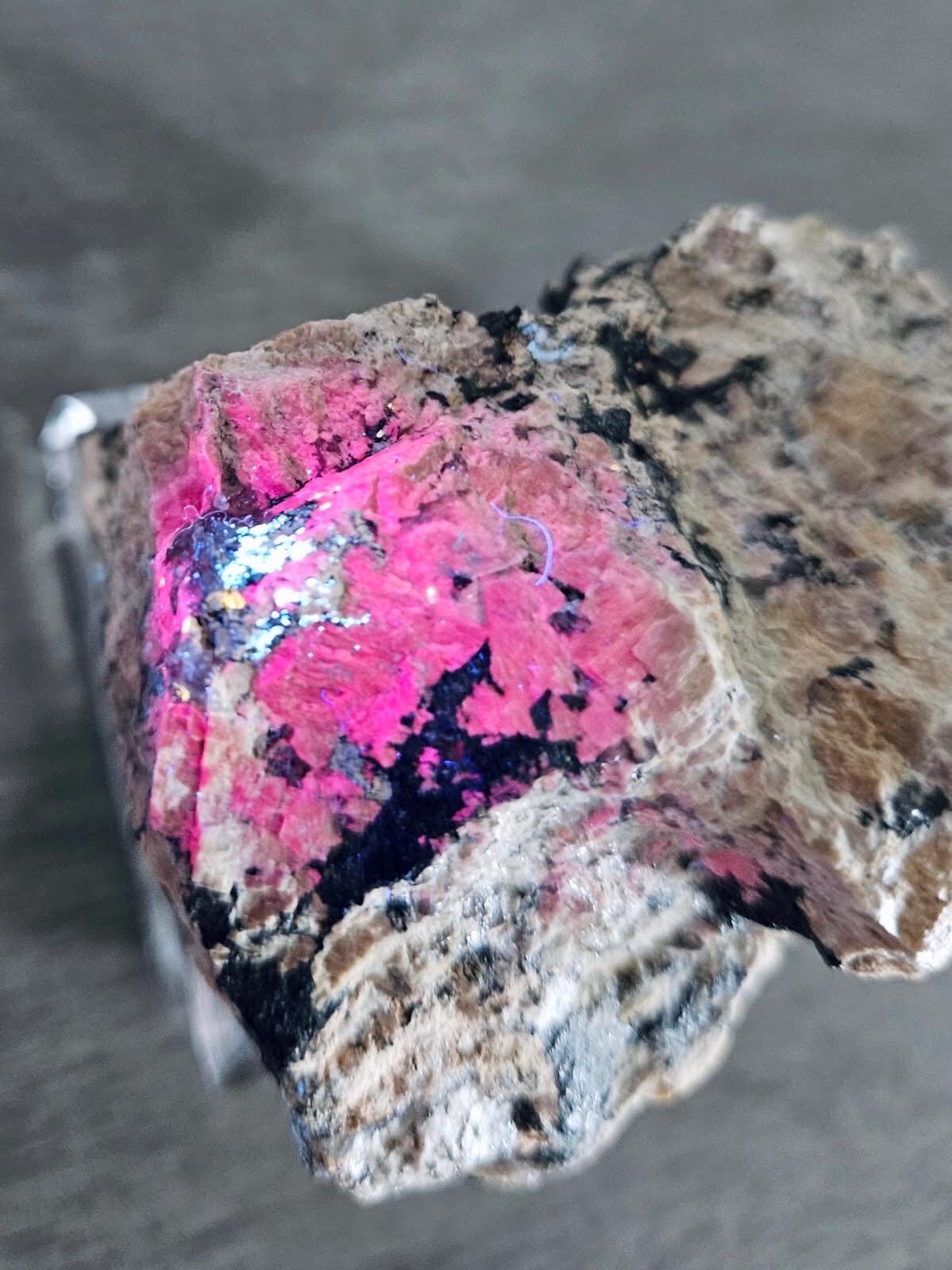 Zektzerite (Fluorescent UV SW) | Rare Mineral Display